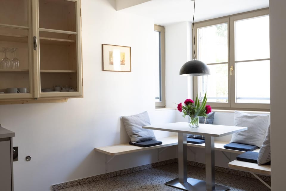 Kitchen or kitchenette, Seating area