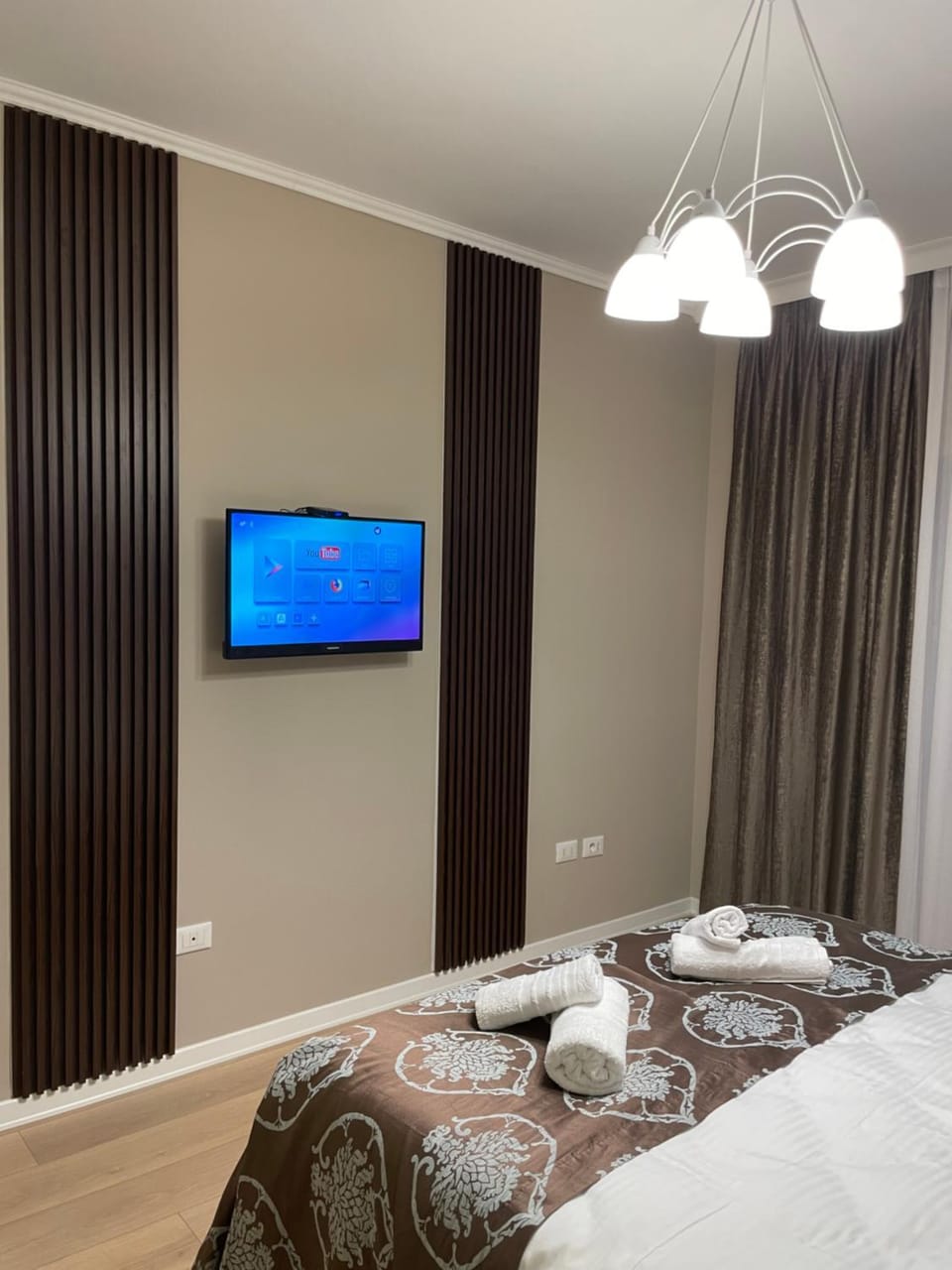 Bed, TV and multimedia, Bedroom