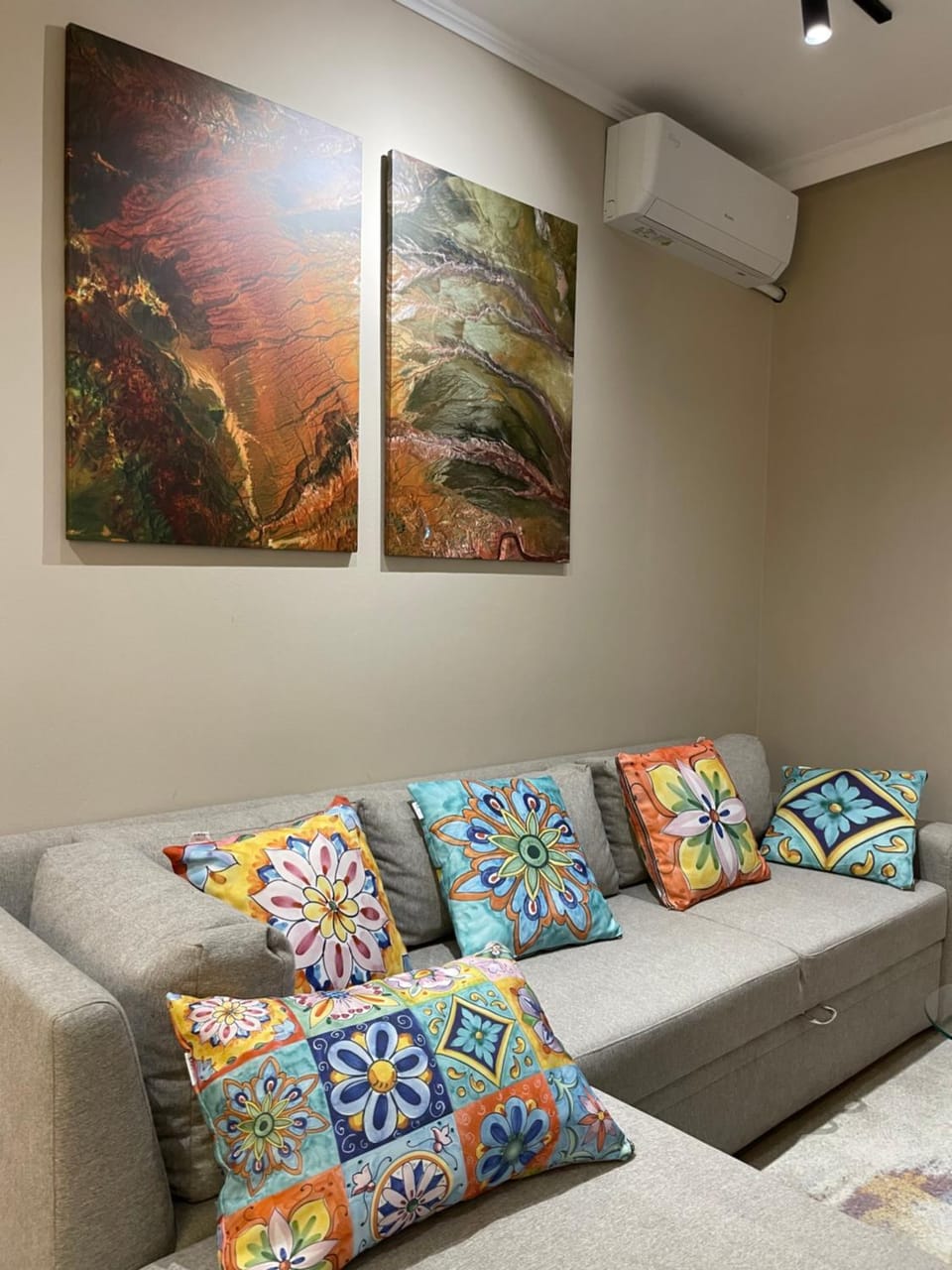 Living room, Decorative detail, Seating area