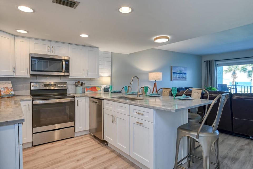 Beachfront Paradise House in Crescent Beach