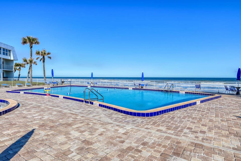 Beachfront Paradise House in Crescent Beach