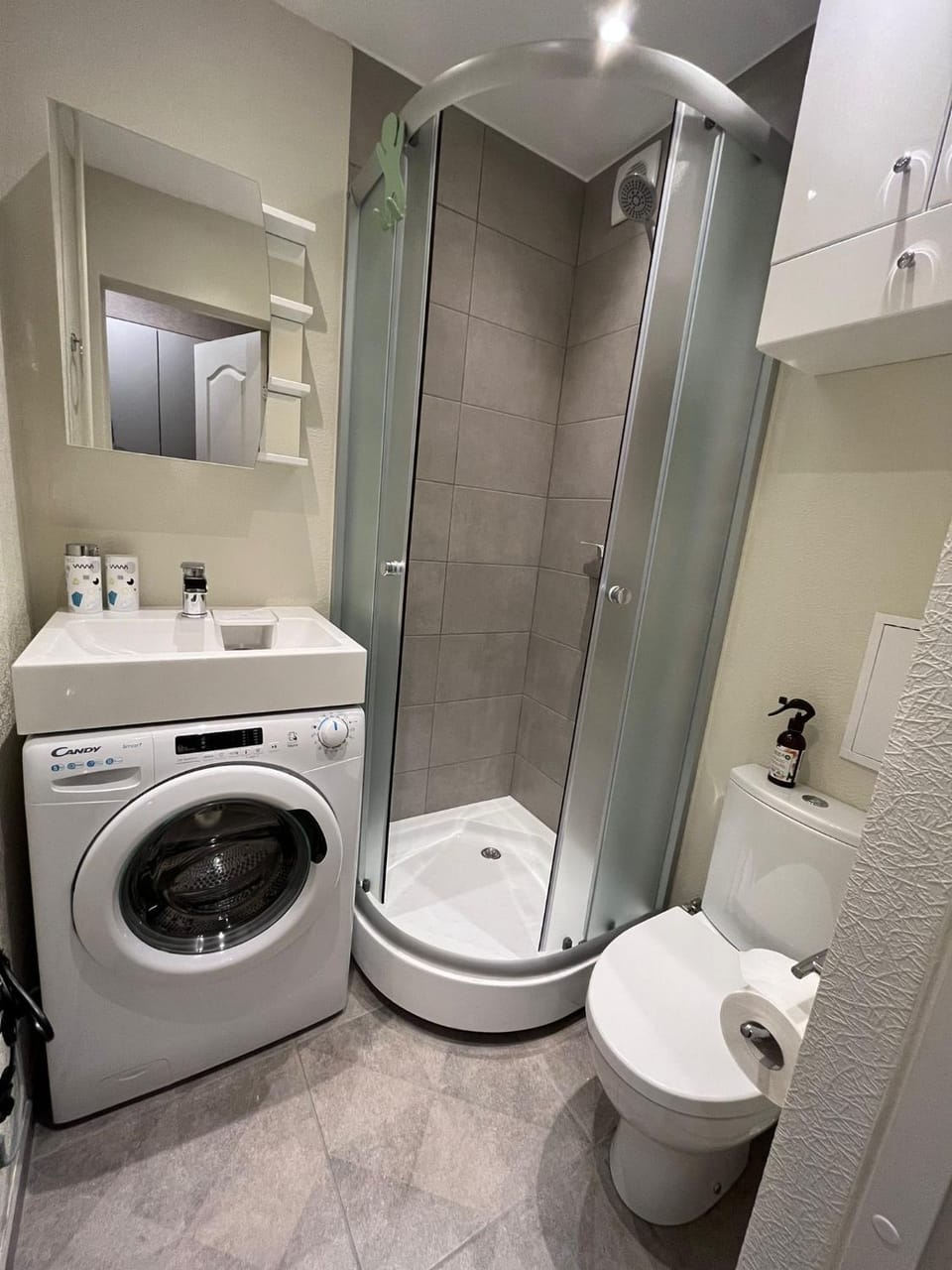 Shower, Toilet, Bathroom, towels, washing machine