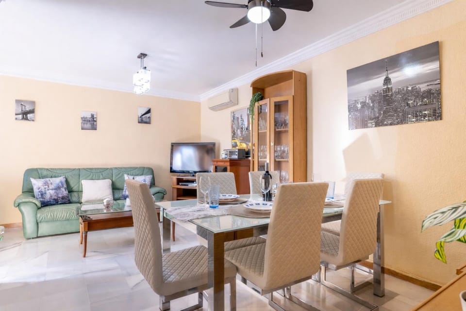 TV and multimedia, Living room, Seating area, Dining area