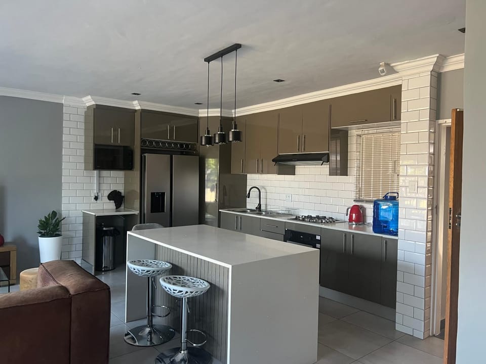 Vic's place - With backup power House in Randburg
