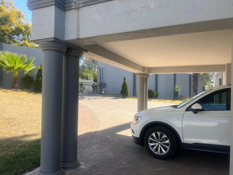 Vic's place - With backup power House in Randburg
