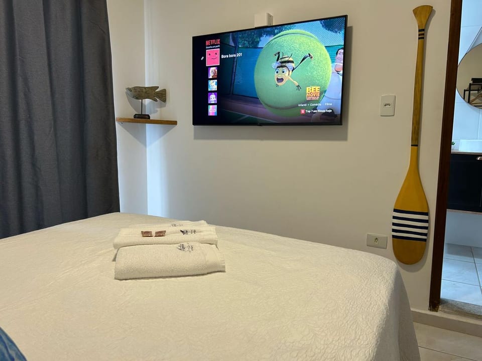 Bed, TV and multimedia, Photo of the whole room, Bedroom, towels