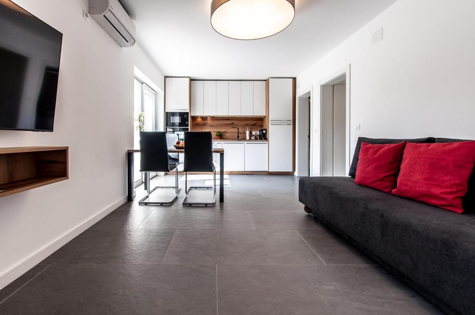 TV and multimedia, Kitchen or kitchenette, Living room, Seating area, air conditioner