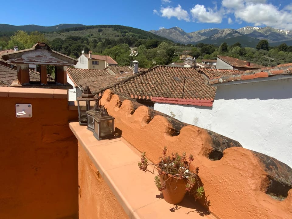 View (from property/room), Balcony/Terrace, City view, Landmark view, Mountain view, Street view, Quiet street view