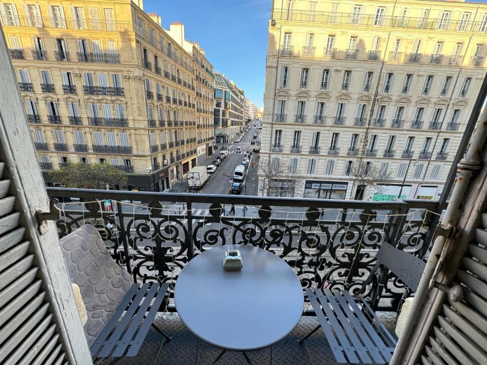 Appartemment RUE DE LA REPUBLIQUE, joli et moderne au coeur du centre Apartment in Marseille