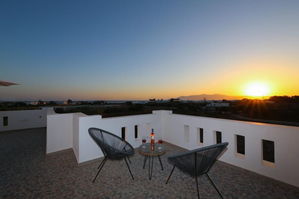 Nearby landmark, Activities, TV and multimedia, Coffee/tea facilities, Living room, Seating area, Sunrise, Sunset, Parking, flat iron, hair dryier, internet, oven, stove, towels