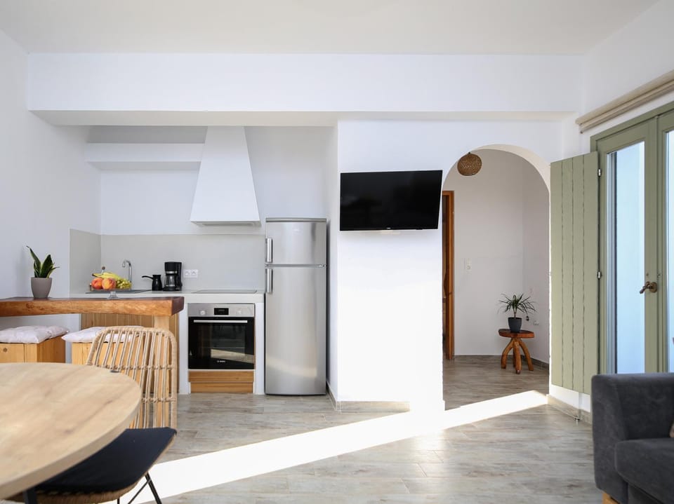 Activities, TV and multimedia, Coffee/tea facilities, Kitchen or kitchenette, Living room, Seating area, Dining area, Garden view, Sea view, Quiet street view, Parking, flat iron, hair dryier, internet, oven, stove, towels