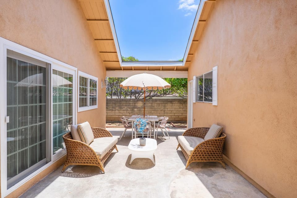Patio, Day, Seating area, Dining area