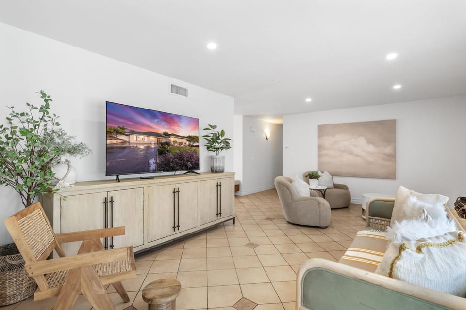 TV and multimedia, Living room, Seating area, Evening entertainment