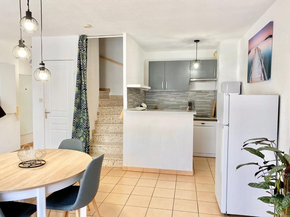 Kitchen or kitchenette, Dining area, dishwasher, minibar, oven, pet friendly, stove