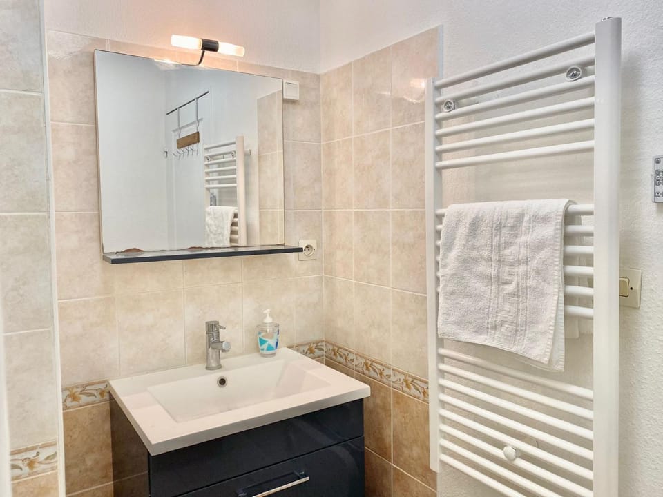 Shower, Bathroom, hair dryier, towels