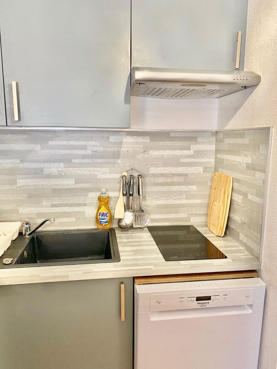 Kitchen or kitchenette, dishwasher, stove, kitchen