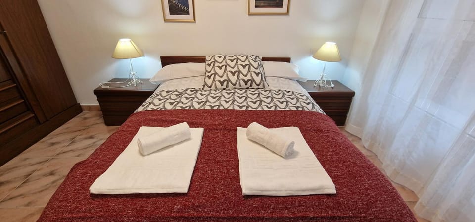 Bed, Photo of the whole room, Bedroom, towels