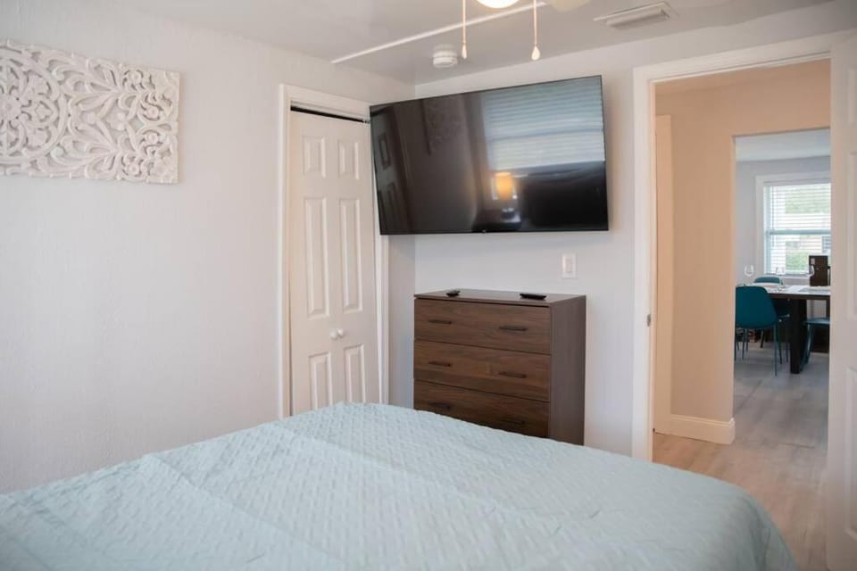Patio I Firepit I 65 TV w/ Netflix I 472mbps I WD House in Vero Beach