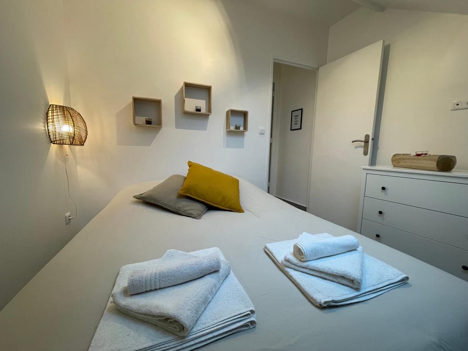 Bed, Photo of the whole room, Bedroom, towels