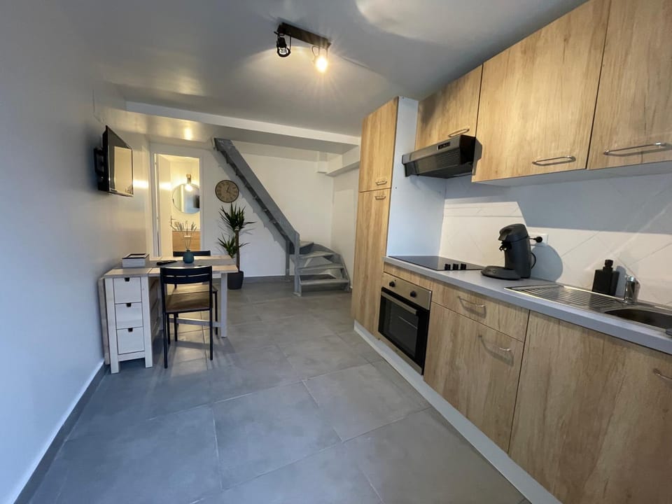 Communal lounge/ TV room, Coffee/tea facilities, Kitchen or kitchenette, Living room, Lounge or bar, Seating area, minibar, oven, pet friendly, stove, kitchen