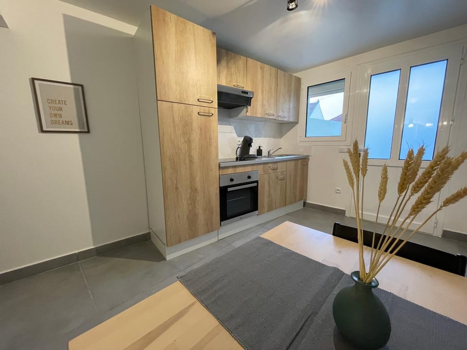 Communal lounge/ TV room, Kitchen or kitchenette, Living room, Lounge or bar, Seating area, minibar, pet friendly, stove, kitchen