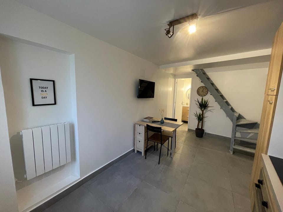 Communal lounge/ TV room, TV and multimedia, Living room, Lounge or bar, Seating area, hair dresser, stove, kitchen