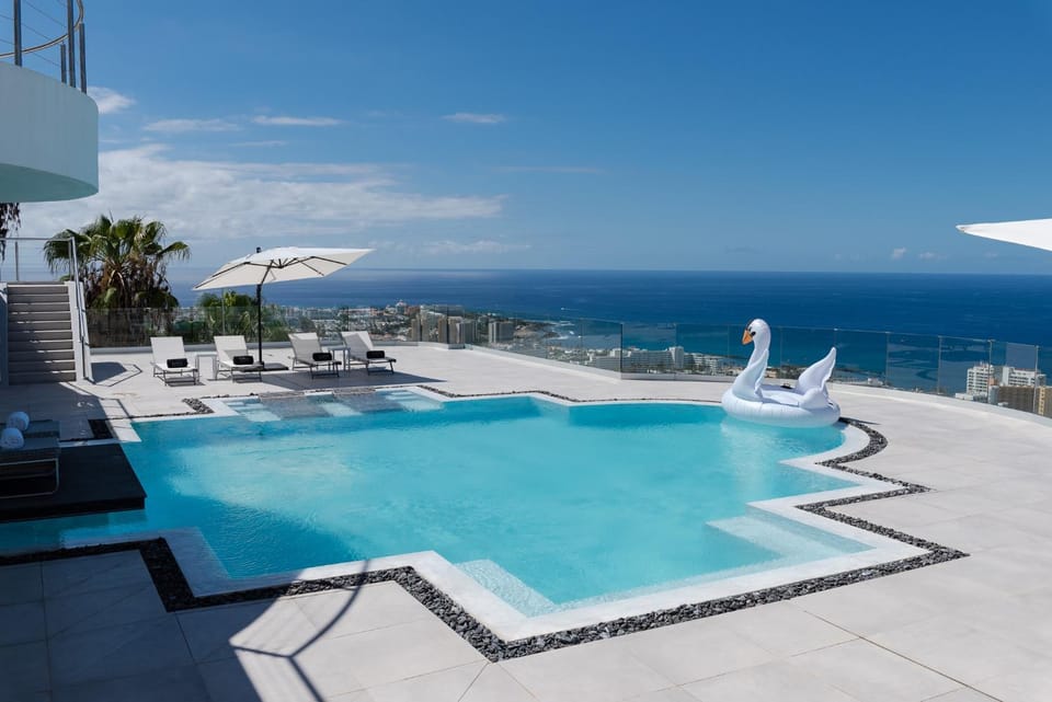 Day, Natural landscape, Pool view, Sea view, Swimming pool, sunbed