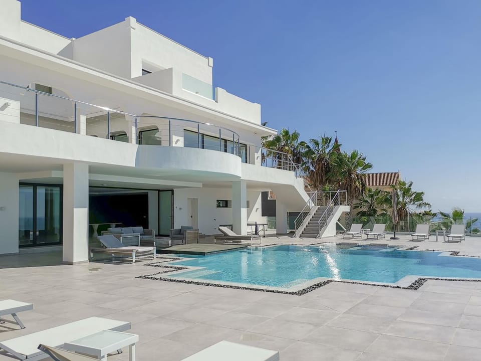 Property building, Patio, Day, Pool view, Swimming pool, sunbed