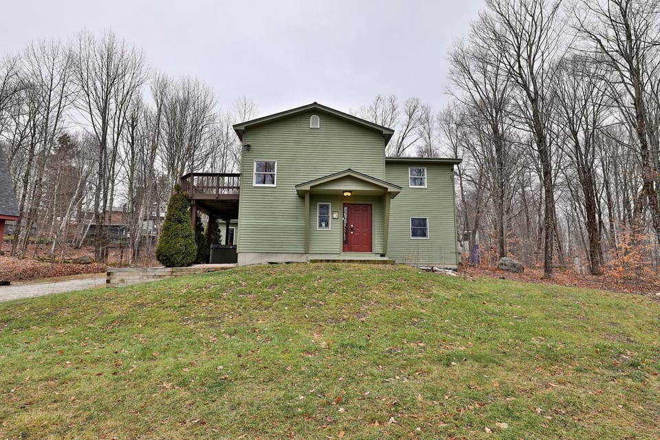 The Tanglewood Lodge- Amazing Ski Home for Groups, Hot Tub, Close to Killington Resort! home House in Mendon