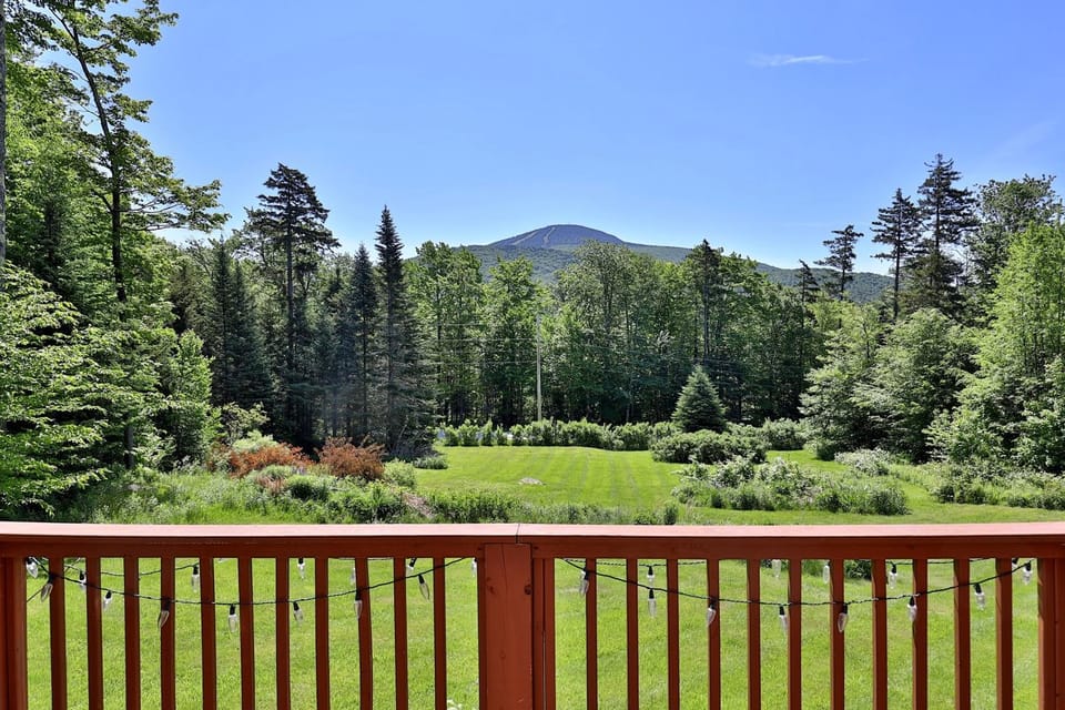Cortina Mountain Chalet - Outdoor Hot Tub - Close to Pico and Killington Mountains home House in Mendon