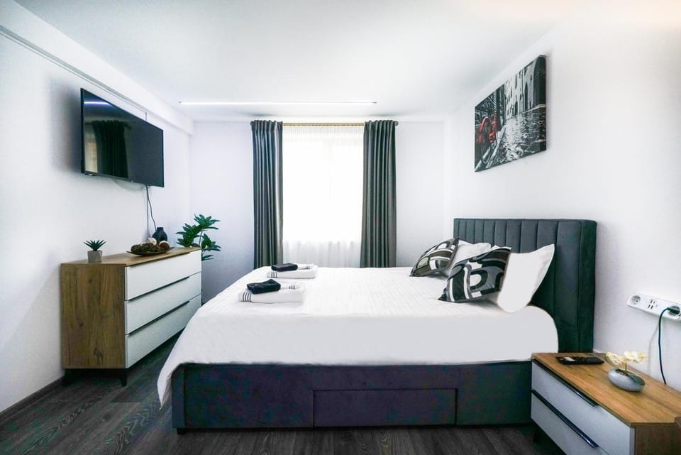 Bed, TV and multimedia, Bedroom, locker, towels