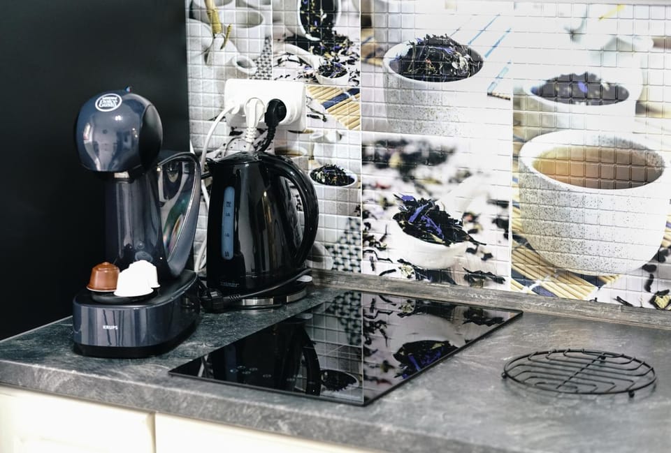Coffee/tea facilities, Kitchen or kitchenette, stove