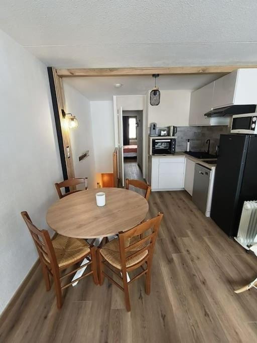 Kitchen or kitchenette, Dining area, minibar, pet friendly