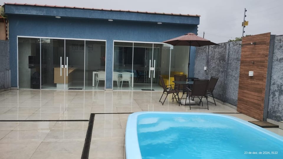 Casa com piscina e hidromassagem praia Enseada. House in State of São Paulo