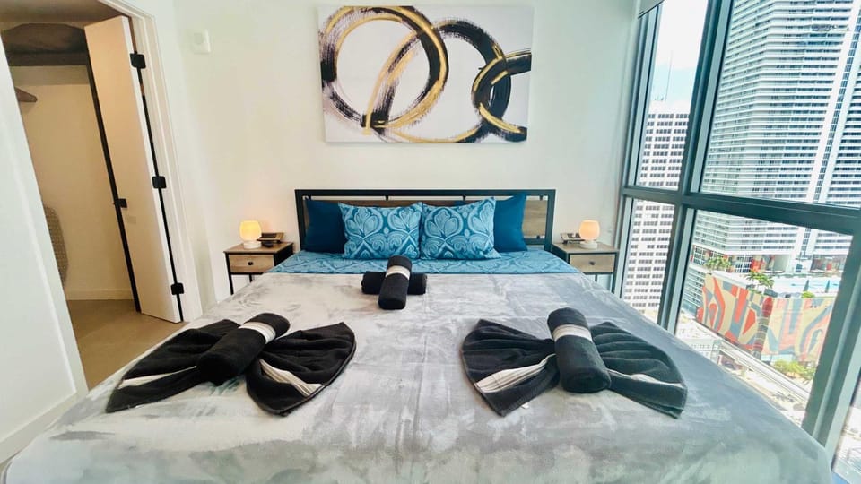 Sky-High oasis heated Pool & Gym Miami Skyline Vista House in Miami