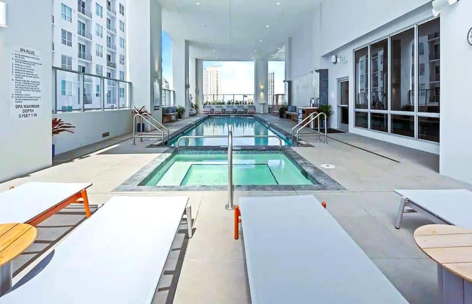 Sky-High oasis heated Pool & Gym Miami Skyline Vista House in Miami