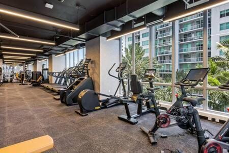 Sky-High oasis heated Pool & Gym Miami Skyline Vista House in Miami