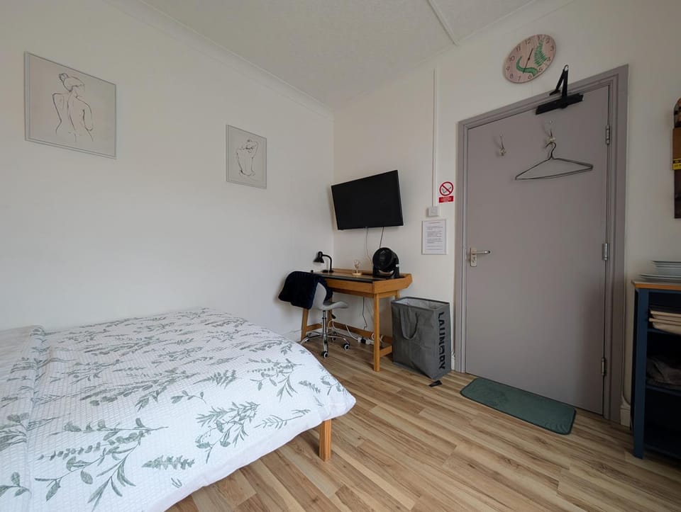 R1 - Quiet Double Room - City & Beach Access, WIFI, Free Parking, Bus Stop 50ft From House - Self Catering Bed and Breakfast in Swansea