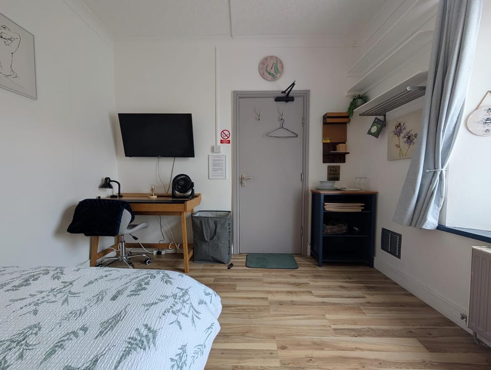 R1 - Quiet Double Room - City & Beach Access, WIFI, Free Parking, Bus Stop 50ft From House - Self Catering Bed and Breakfast in Swansea