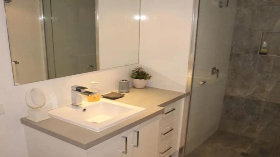 Paradise Grove Holiday Apartments Apartment in Burleigh Heads