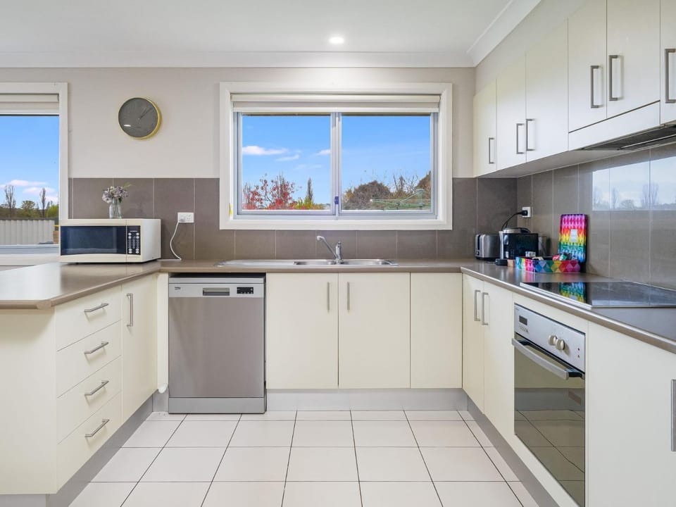 3A Kunama - 4BR House l Central Location l Aircon l WiFi House in Berridale