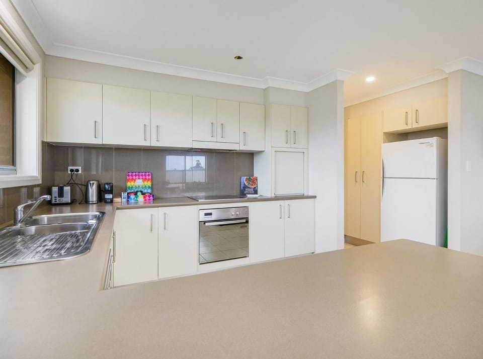 3A Kunama - 4BR House l Central Location l Aircon l WiFi House in Berridale