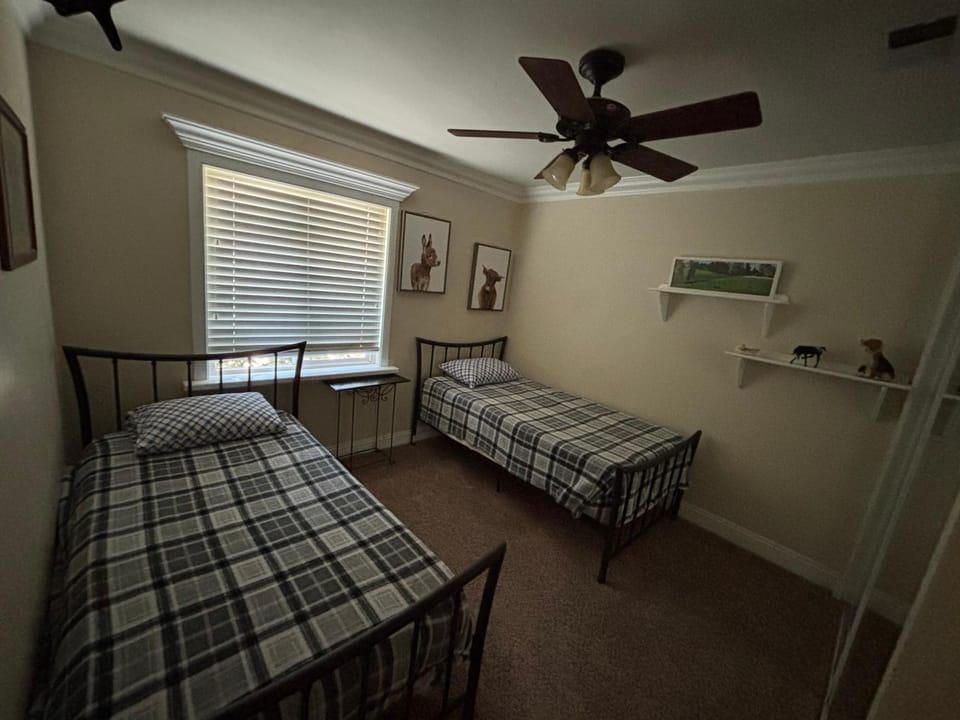 Peaceful & Cozy 3 bedroom Ranch-Home w/Fireplace House in Hemet