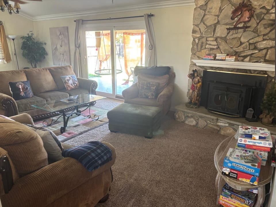 Peaceful & Cozy 3 bedroom Ranch-Home w/Fireplace House in Hemet