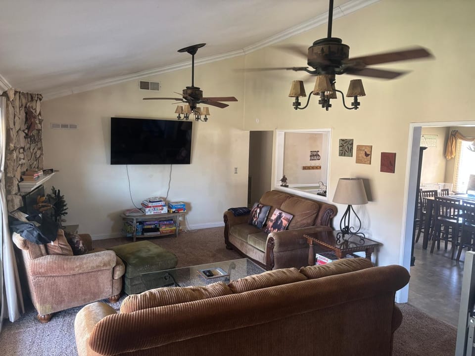 Peaceful & Cozy 3 bedroom Ranch-Home w/Fireplace House in Hemet