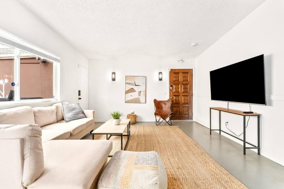 Communal lounge/ TV room, TV and multimedia, Living room, Seating area, Evening entertainment