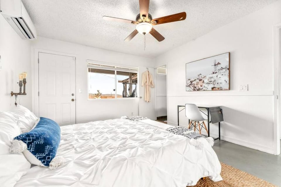 Bed, Photo of the whole room, Bedroom, fireplace