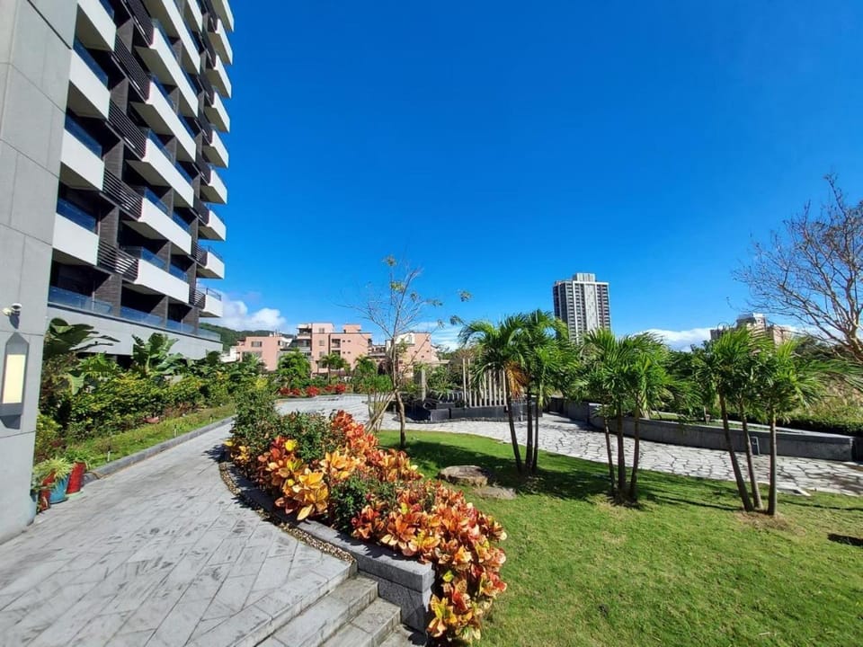 Property building, Day, Garden, City view, Garden view, Inner courtyard view