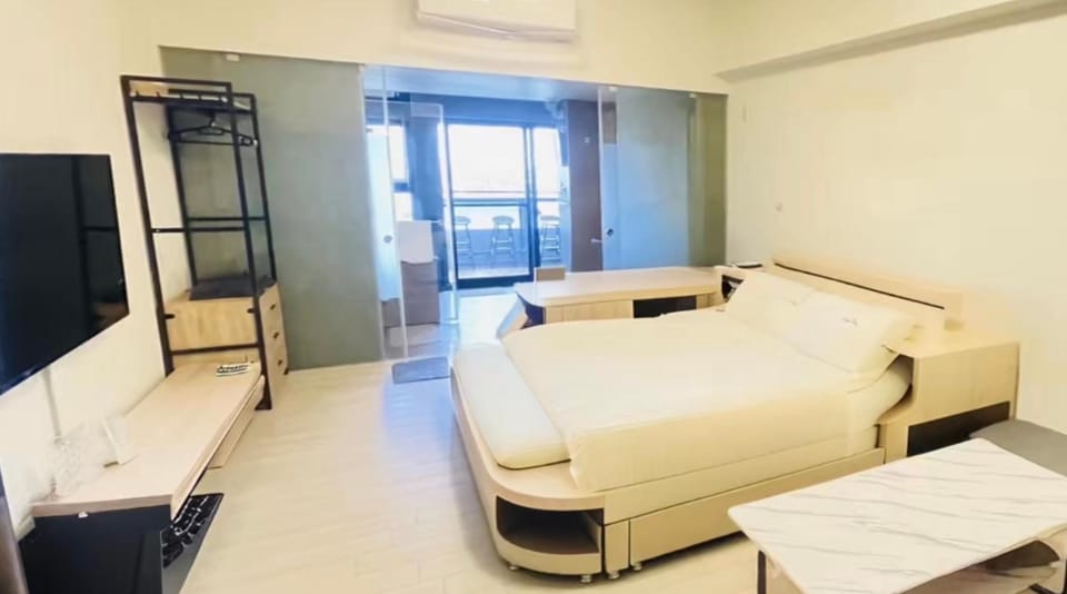 Bed, TV and multimedia, Living room, Photo of the whole room, Bedroom, wardrobe, air conditioner