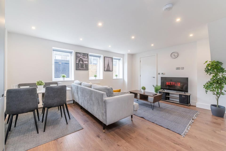 TV and multimedia, Living room, Seating area, Dining area
